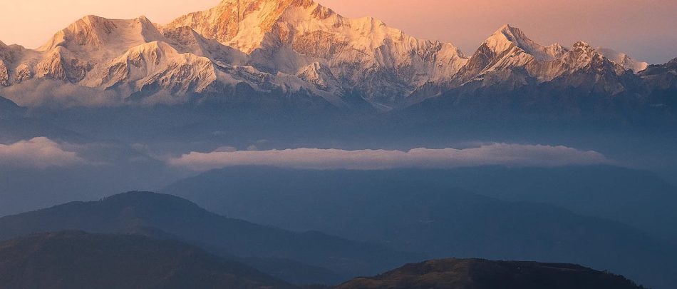 kanchenjunga-mountain-sunrise-himalayas-darjeeling-min